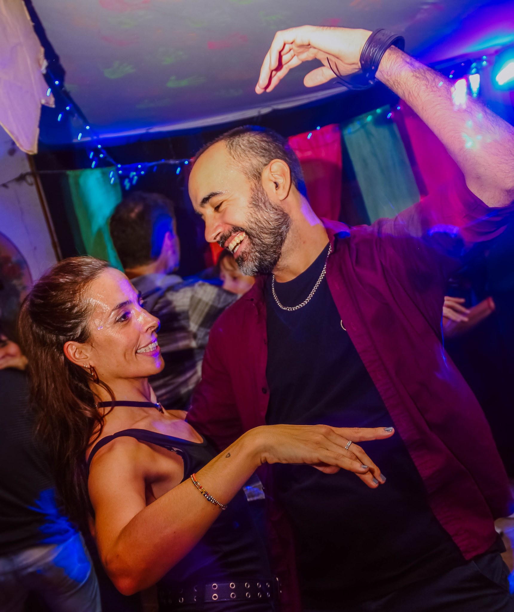 Gaby y Pato bailando en una social de Cubaneando